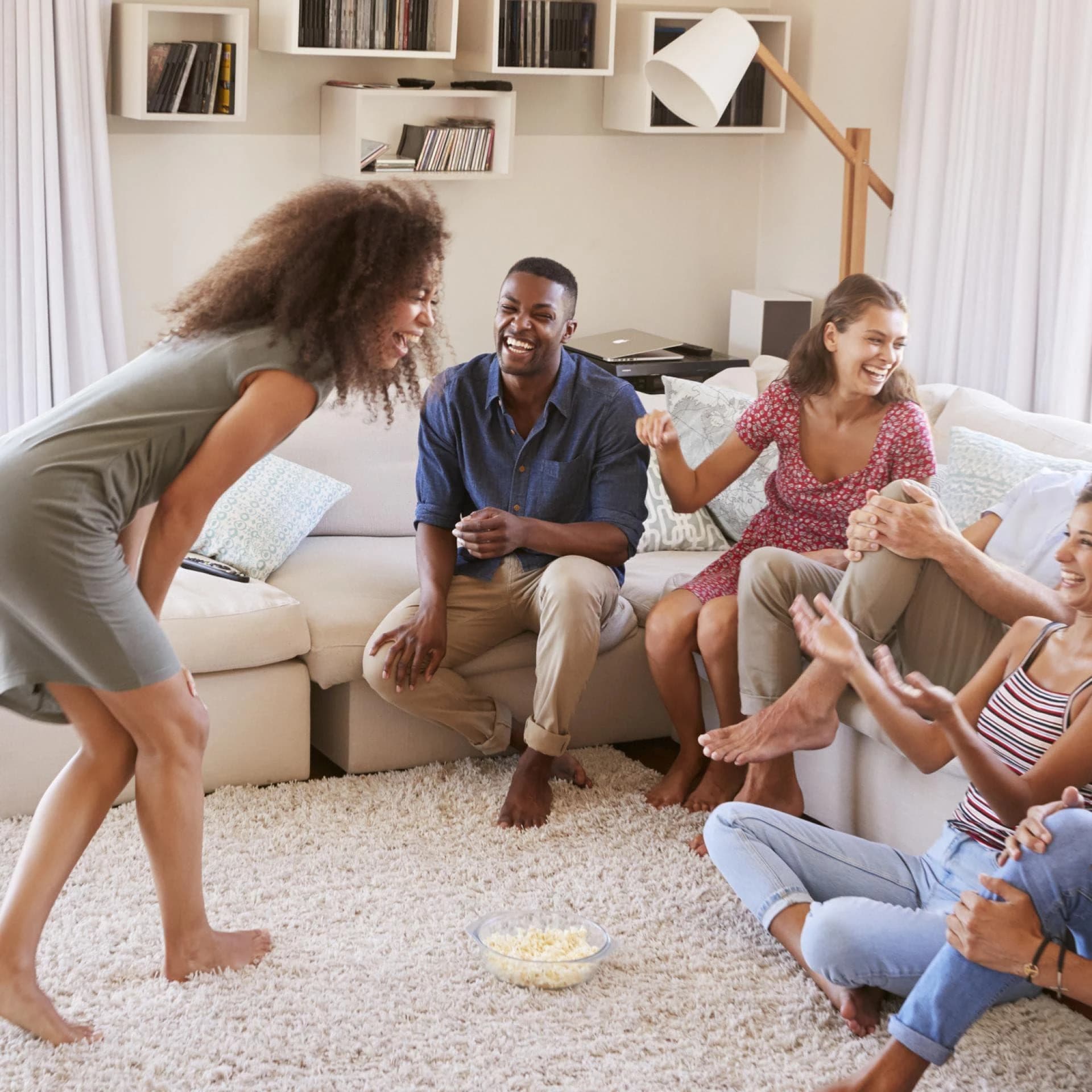 Jeux de soirée pour non-joueurs : 12 idées simples (2026)